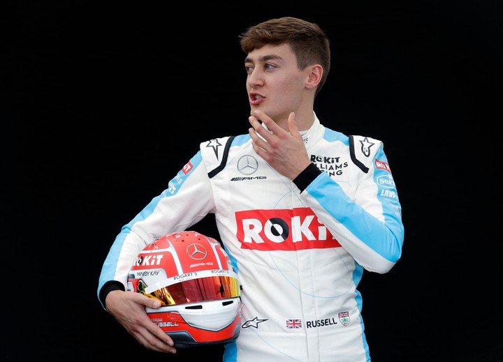 Preteky poznačené kolíziami a penalizáciami ovládol Russell